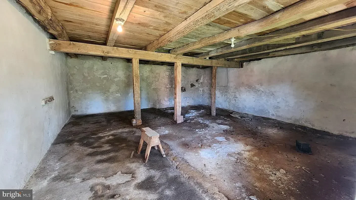 1845 Stone Farmhouse Orefield Pennsylvania - 46 - building.webp