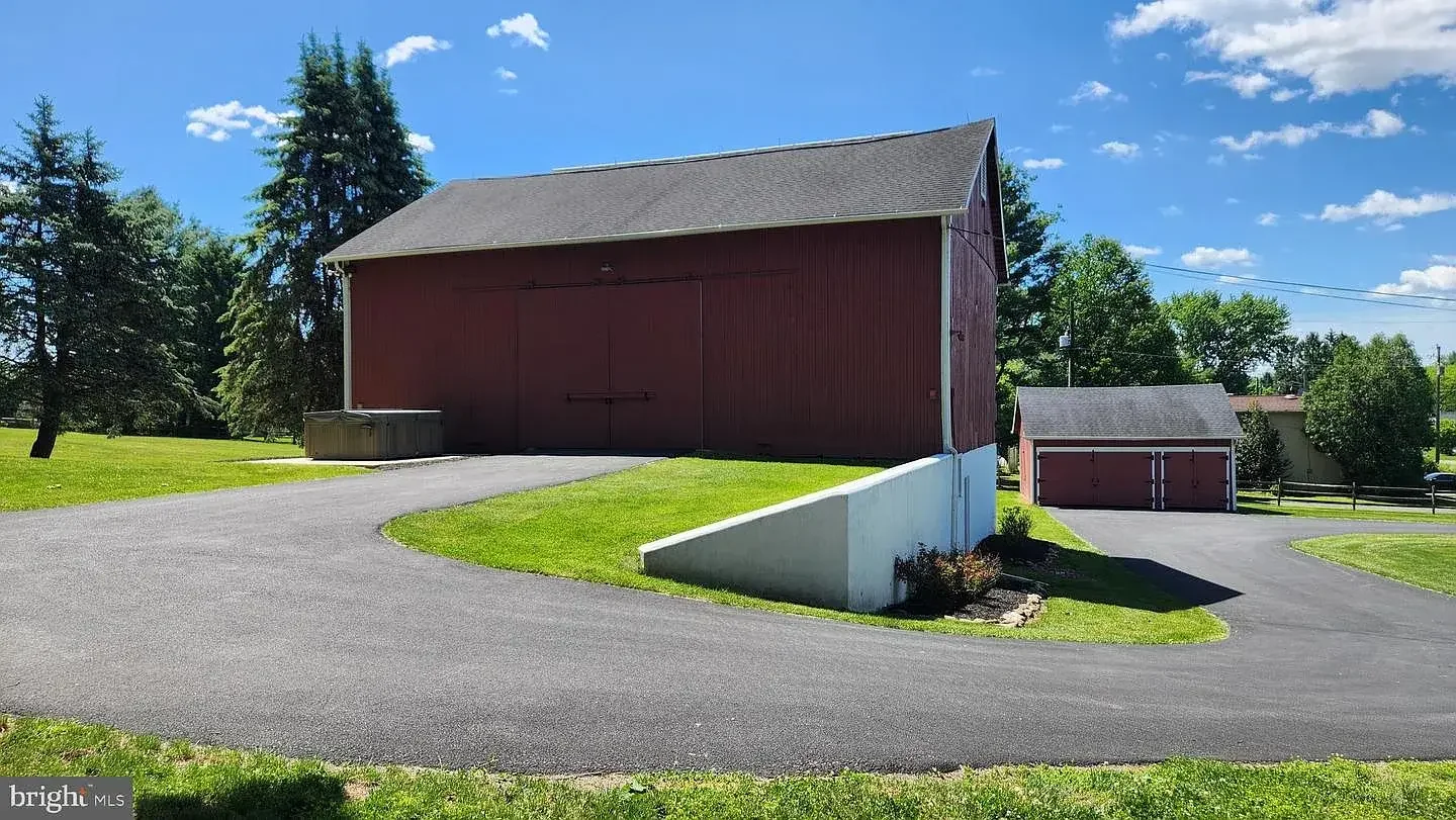 1845 Stone Farmhouse Orefield Pennsylvania - 47 - building.webp