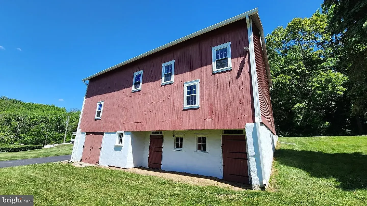 1845 Stone Farmhouse Orefield Pennsylvania - 48 - building.webp