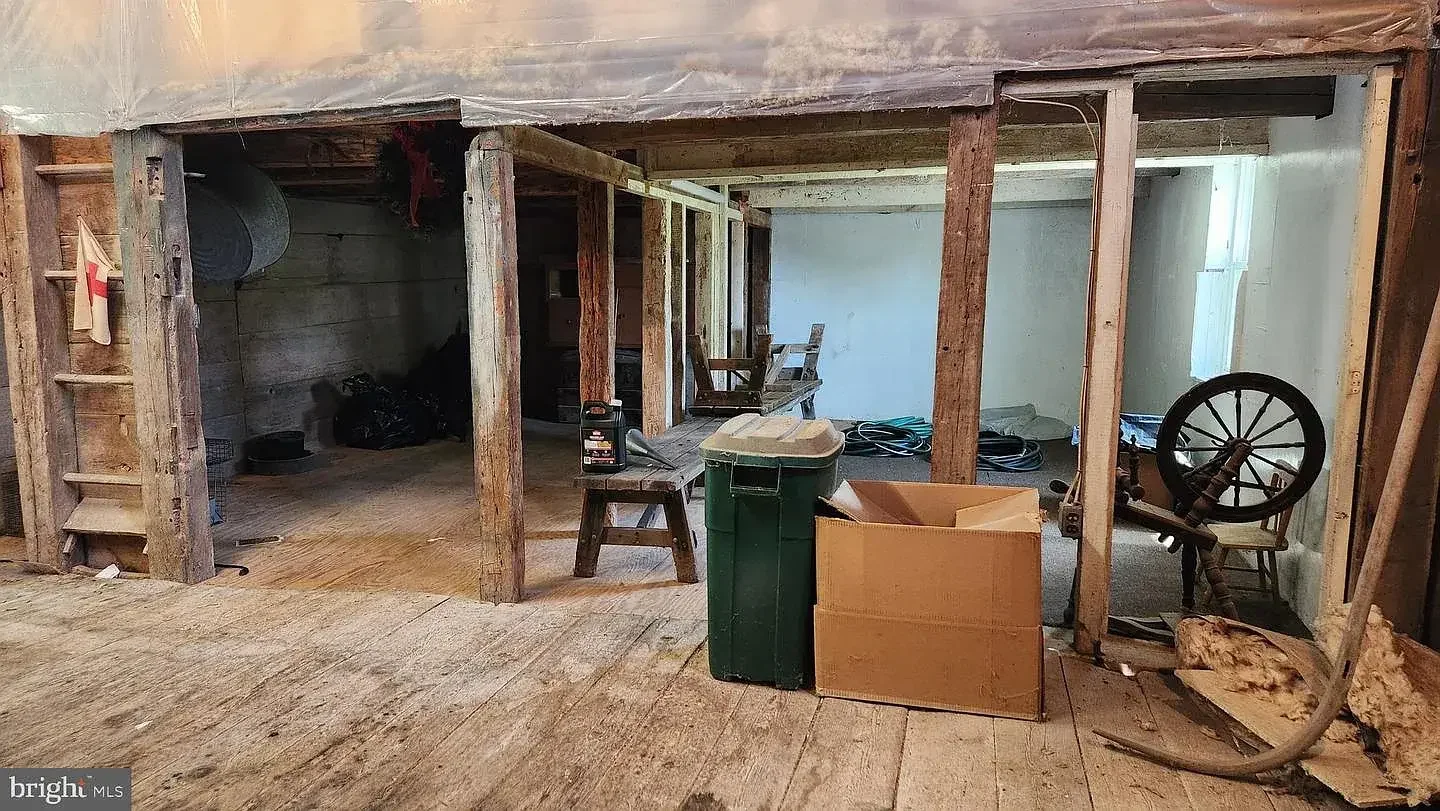 1845 Stone Farmhouse Orefield Pennsylvania - 54 - building.webp