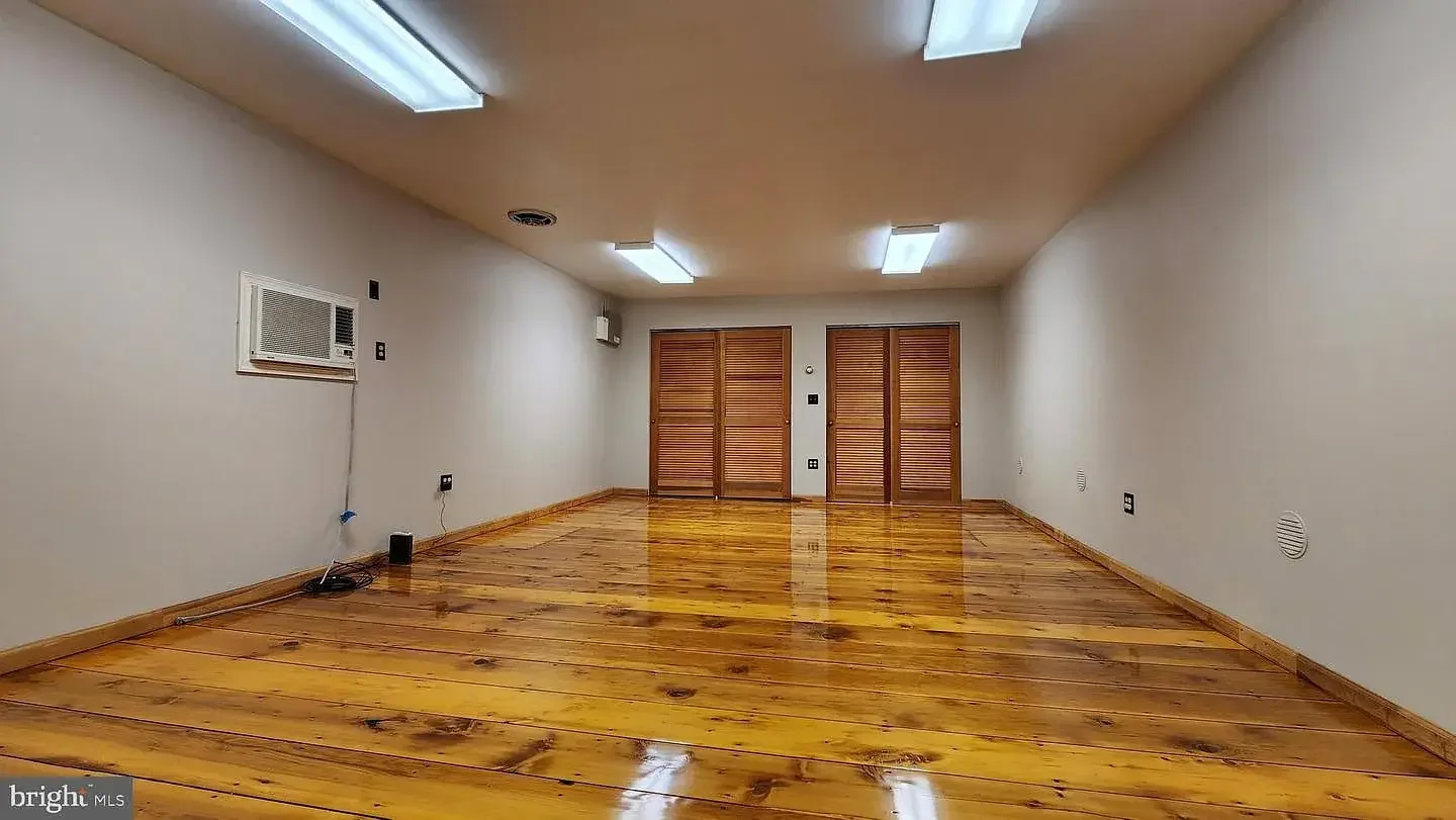 1845 Stone Farmhouse Orefield Pennsylvania - 55 - room.webp