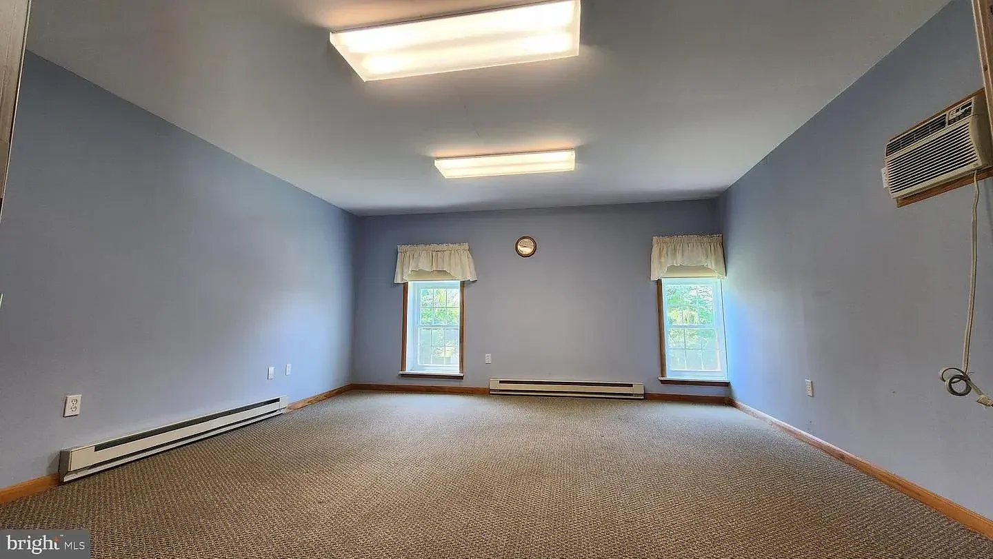 1845 Stone Farmhouse Orefield Pennsylvania - 56 - room.webp