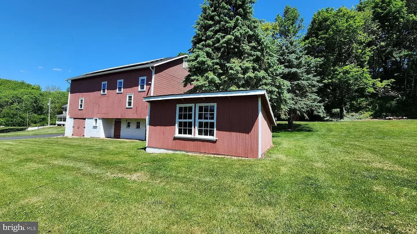1845 Stone Farmhouse Orefield Pennsylvania - 58 - outside building.webp