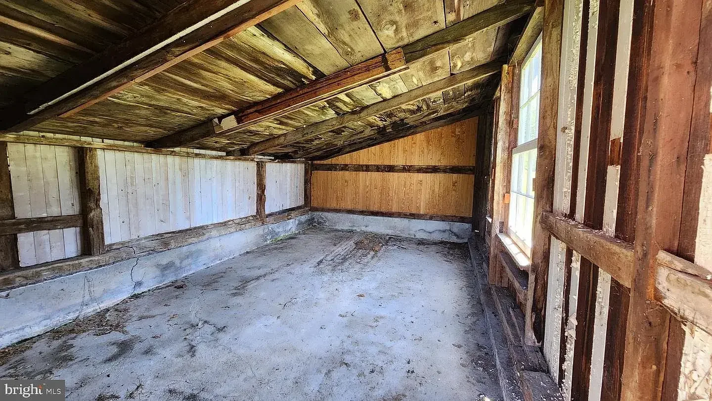 1845 Stone Farmhouse Orefield Pennsylvania - 59 - building.webp