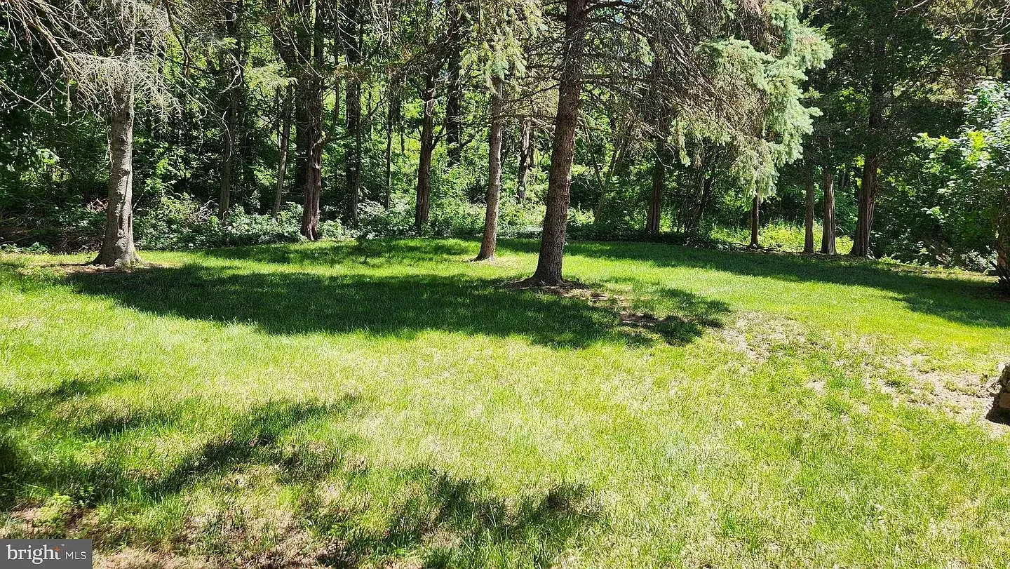 1845 Stone Farmhouse Orefield Pennsylvania - 60 - garden.webp
