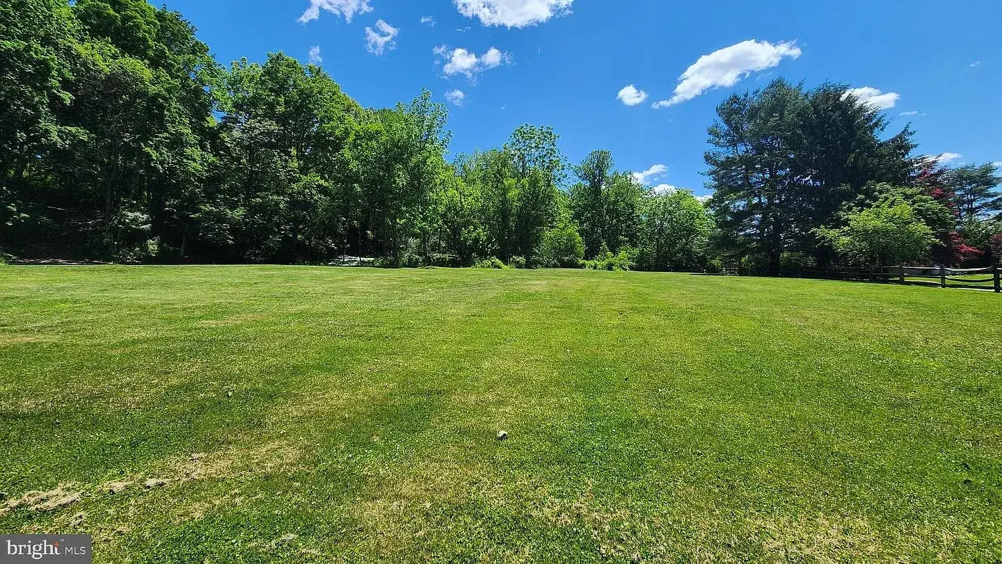 1845 Stone Farmhouse Orefield Pennsylvania - 61 - garden.webp