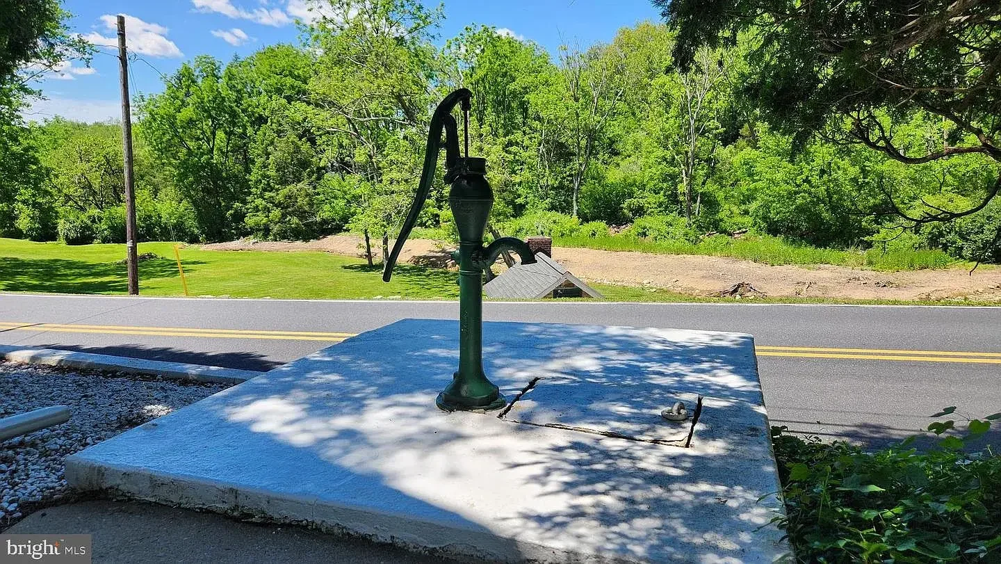 1845 Stone Farmhouse Orefield Pennsylvania - 64 - water pump.webp