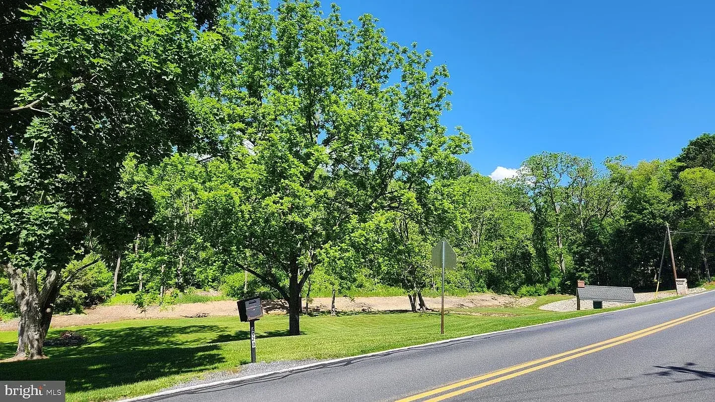 1845 Stone Farmhouse Orefield Pennsylvania - 65 - backyard.webp