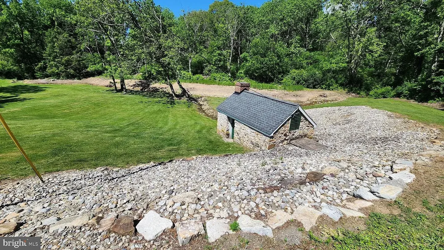 1845 Stone Farmhouse Orefield Pennsylvania - 67 - backyard.webp