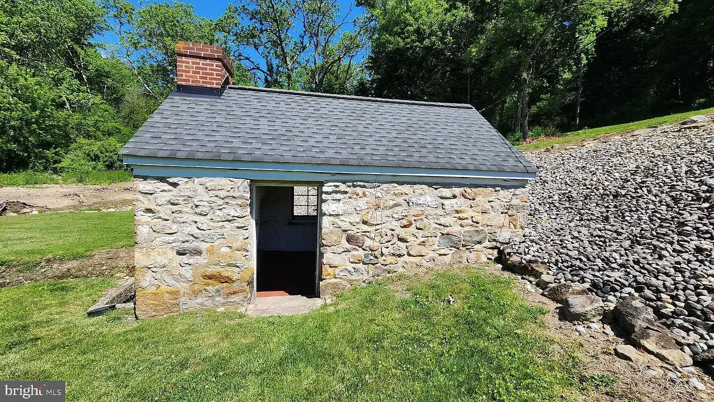 1845 Stone Farmhouse Orefield Pennsylvania - 68 - backyard.webp