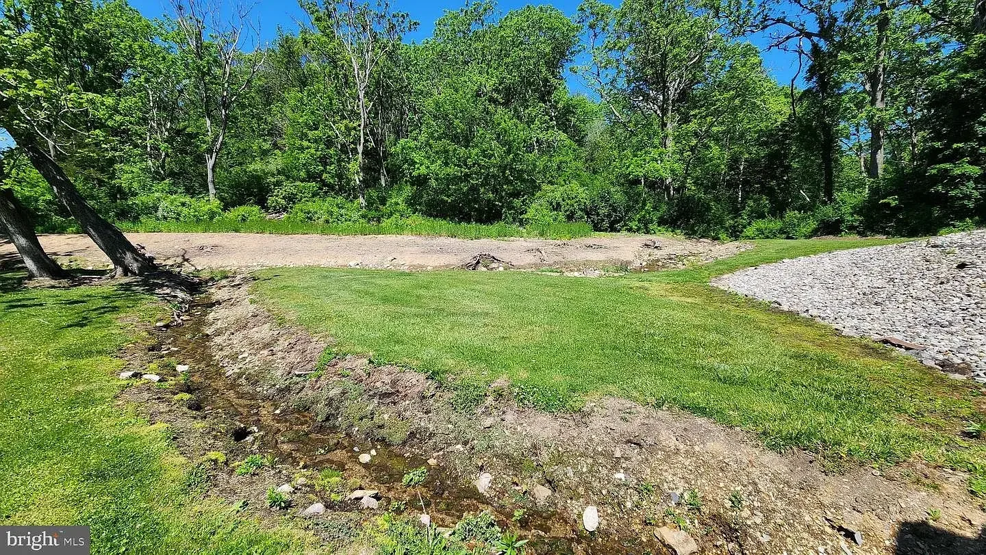 1845 Stone Farmhouse Orefield Pennsylvania - 70 - backyard.webp