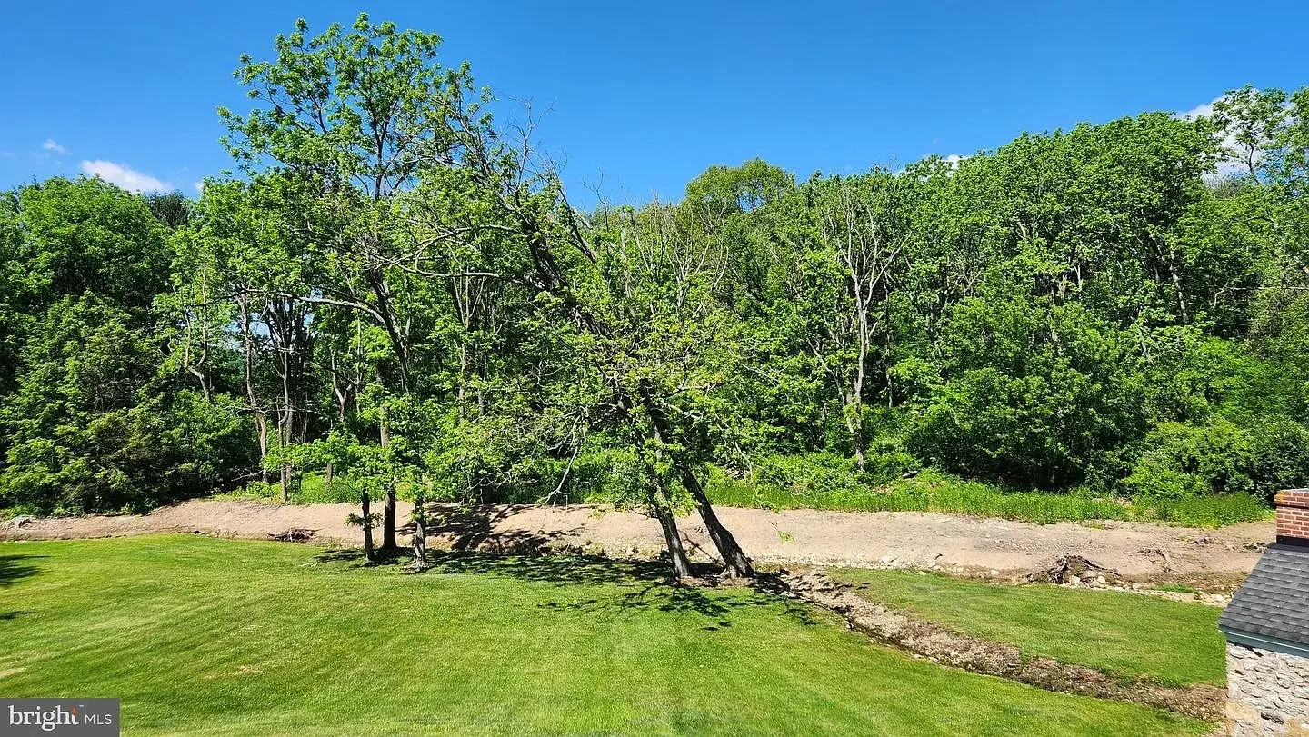 1845 Stone Farmhouse Orefield Pennsylvania - 71 - garden.webp