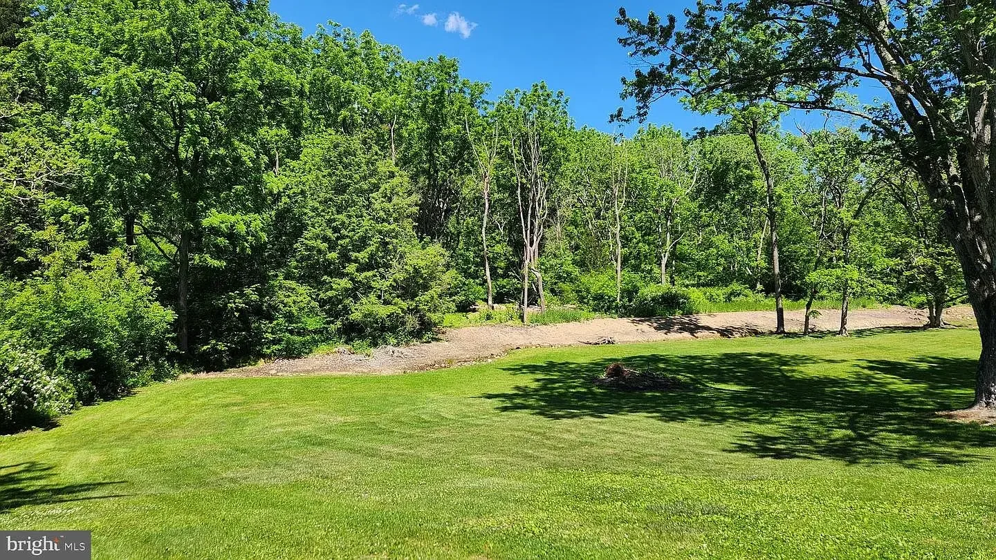 1845 Stone Farmhouse Orefield Pennsylvania - 72 - garden.webp