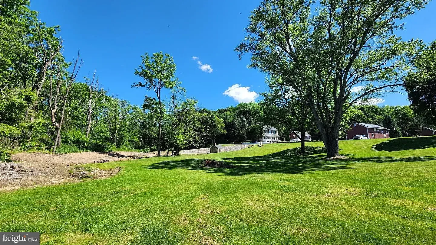 1845 Stone Farmhouse Orefield Pennsylvania - 73 - garden.webp