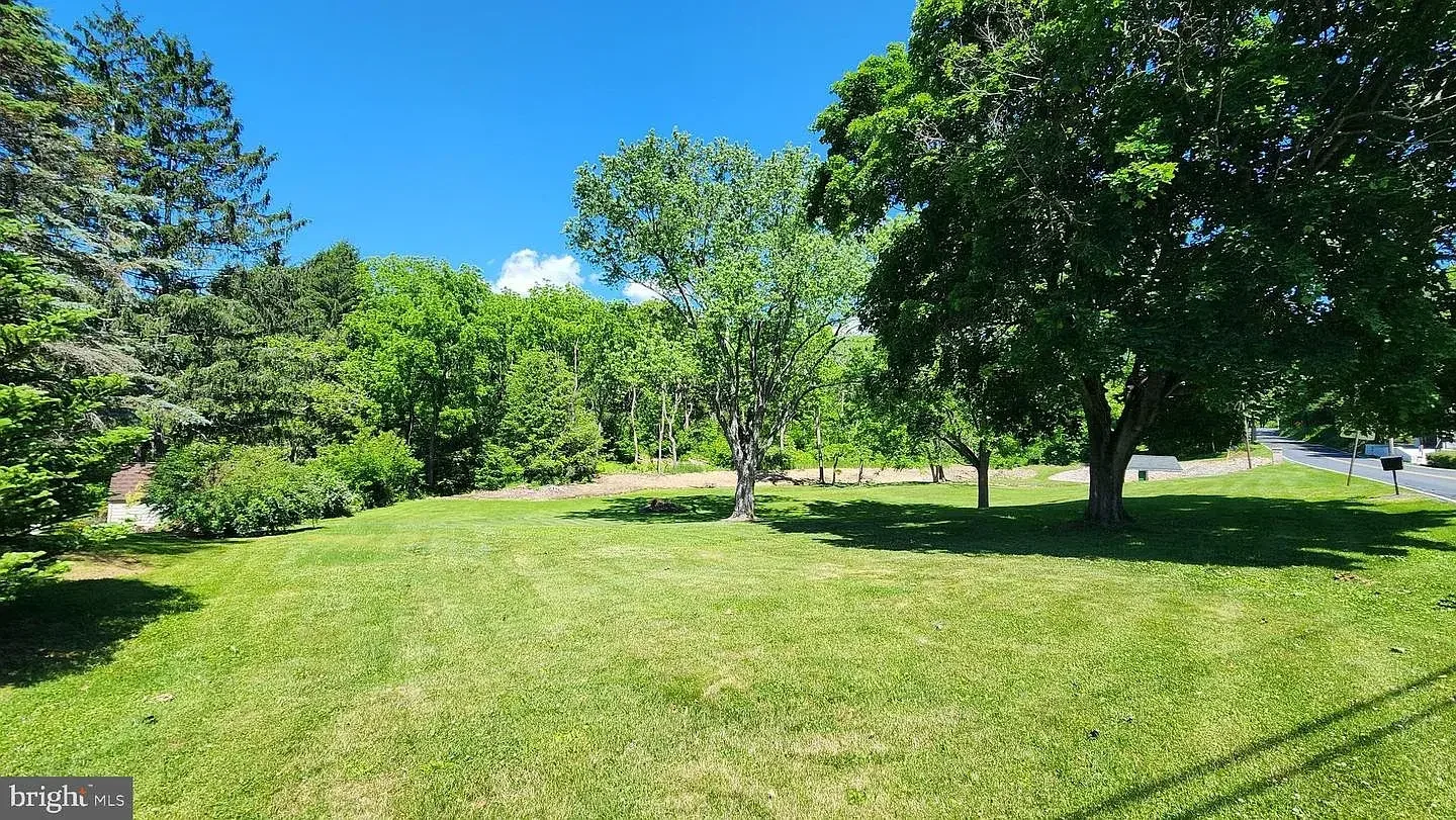 1845 Stone Farmhouse Orefield Pennsylvania - 74 - garden.webp
