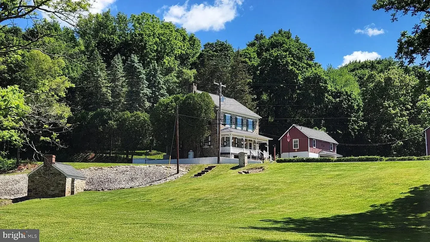 1845 Stone Farmhouse Orefield Pennsylvania - 75 - backyard.webp