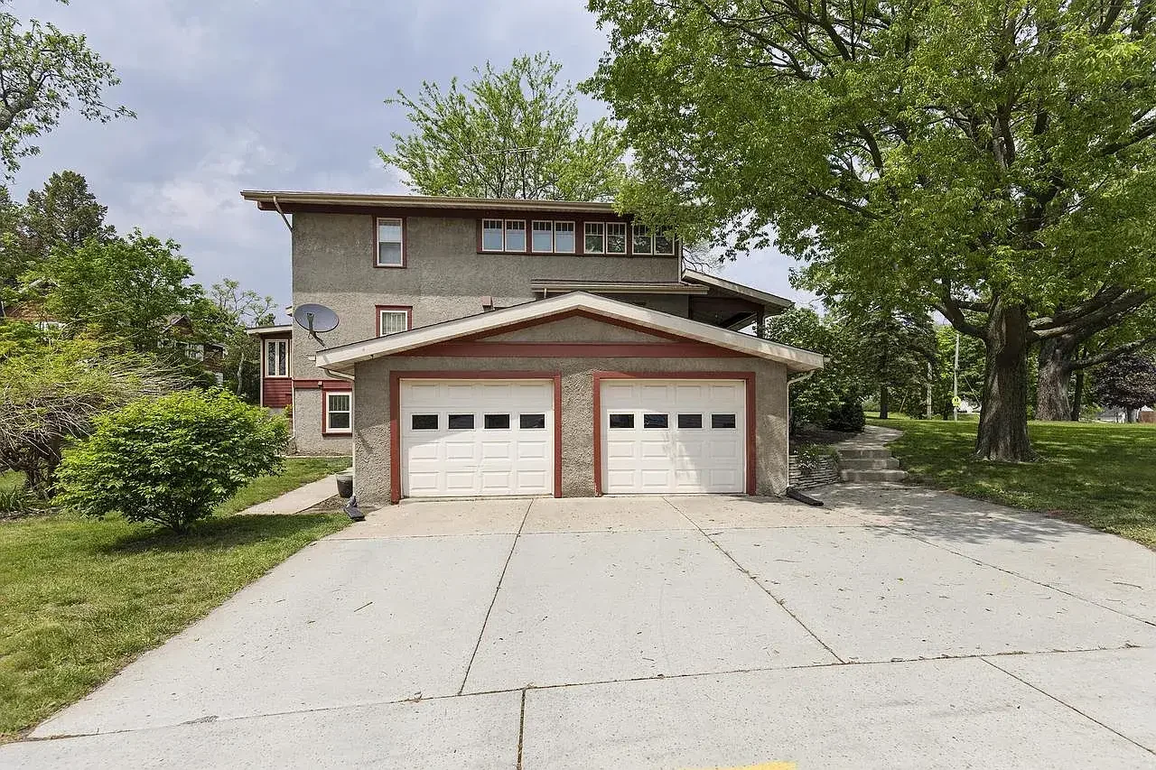 The Telfer Gillard House 1914 Prairie style Fort Atkinson Wisconsin - 11 - garage.webp