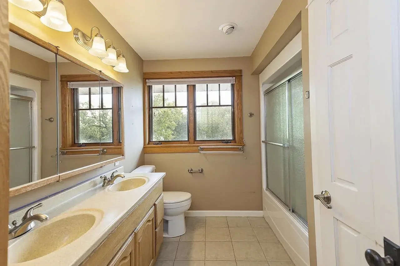 The Telfer Gillard House 1914 Prairie style Fort Atkinson Wisconsin - 33 - bathroom.webp