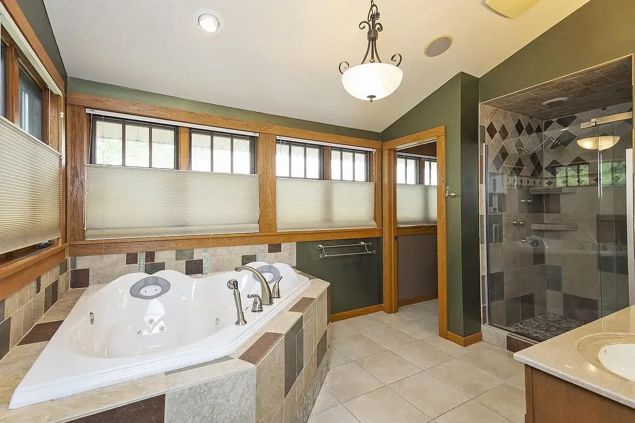 The Telfer Gillard House 1914 Prairie style Fort Atkinson Wisconsin - 39 - bathroom.webp