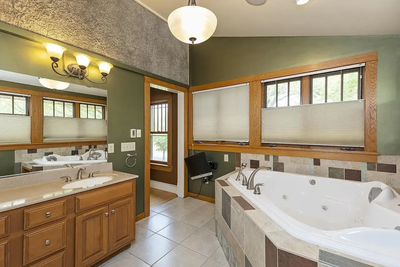 The Telfer Gillard House 1914 Prairie style Fort Atkinson Wisconsin - 40 - bathroom.webp