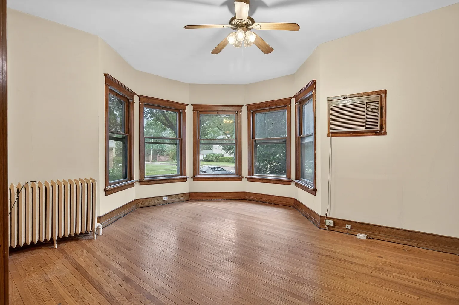 1902 Shingle house Ottawa Illinois - 4 - living room.webp