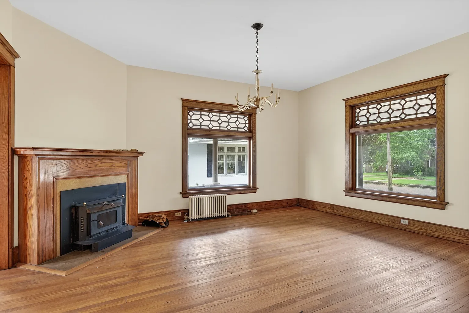 1902 Shingle house Ottawa Illinois - 6 - living room.webp