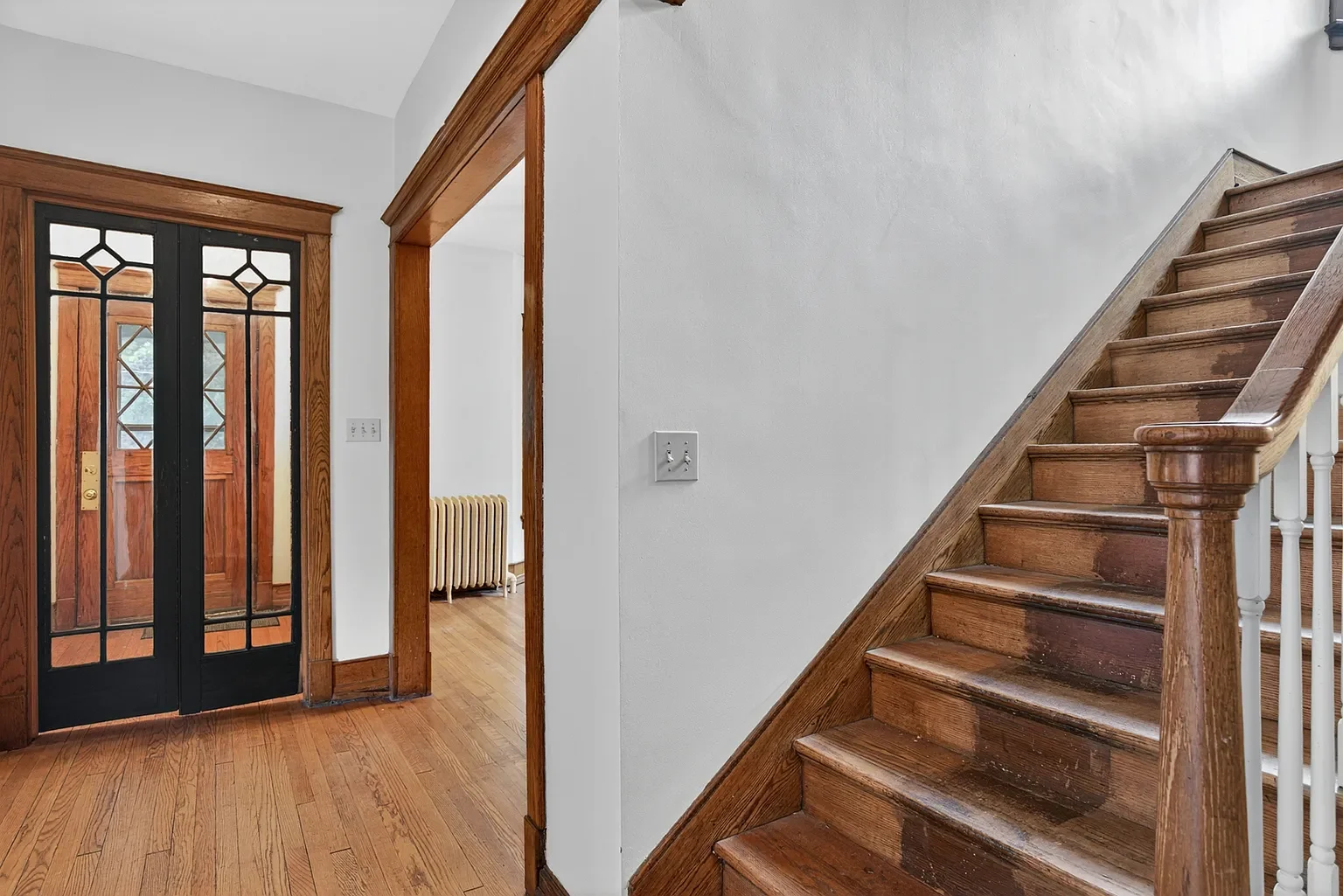 1902 Shingle house Ottawa Illinois - 17 - staircase.webp