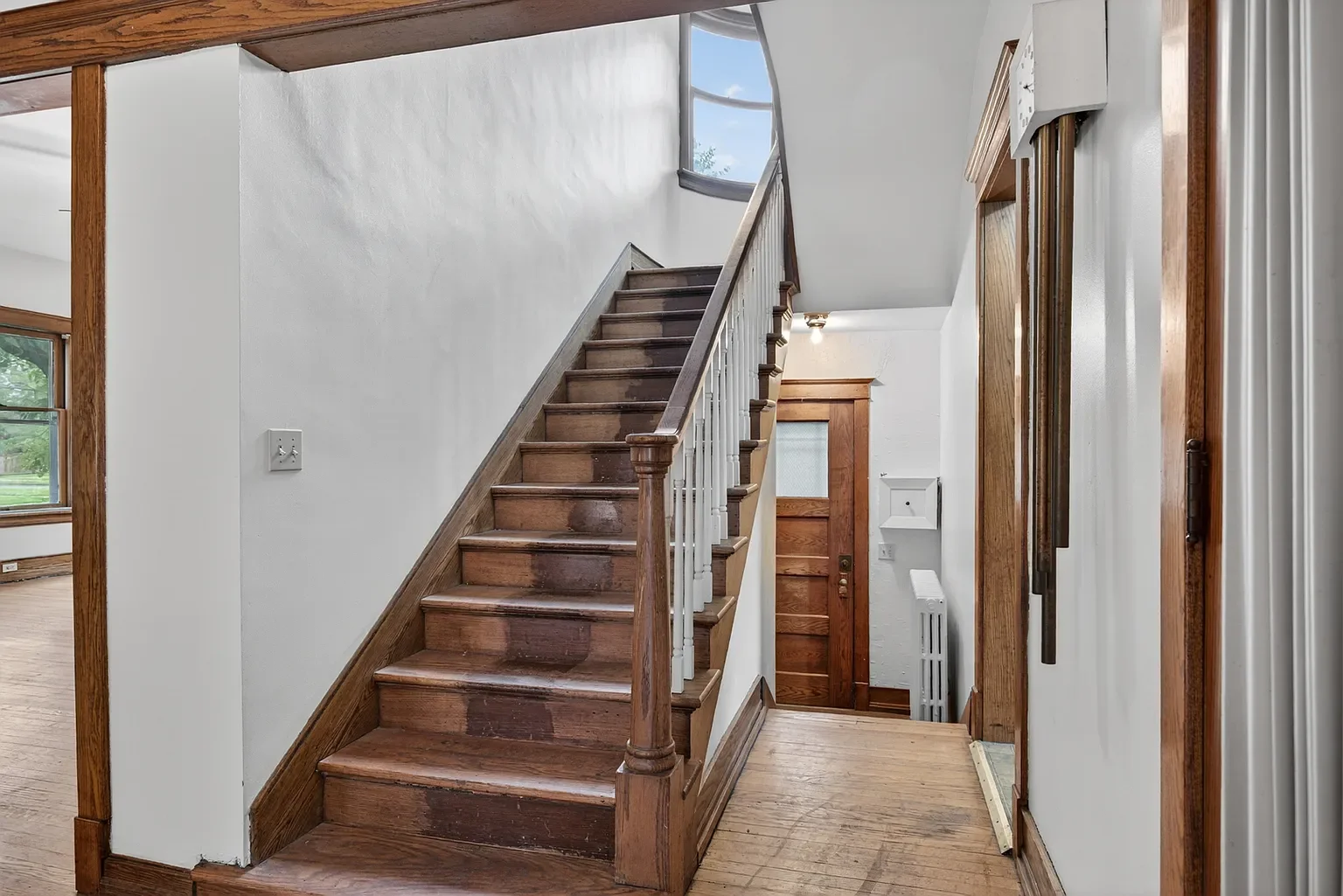 1902 Shingle house Ottawa Illinois - 18 - staircase.webp