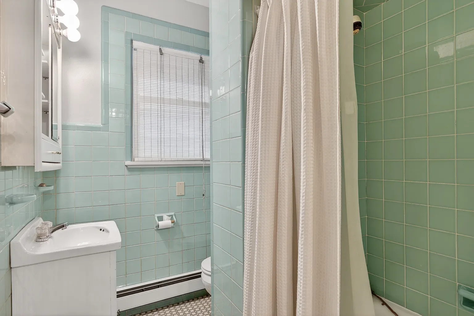1902 Shingle house Ottawa Illinois - 20 - bathroom.webp