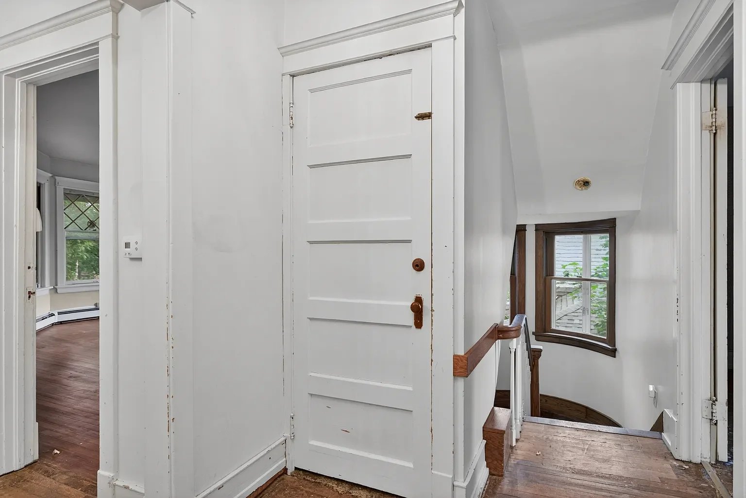 1902 Shingle house Ottawa Illinois - 23 - hallway.webp
