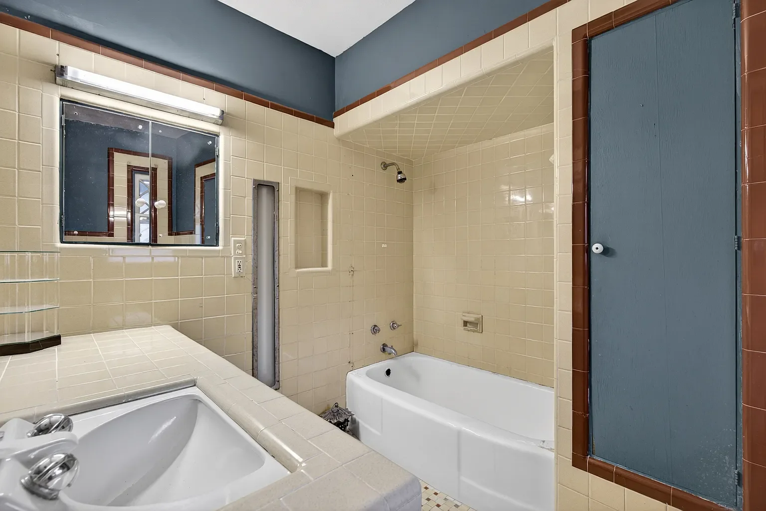 1902 Shingle house Ottawa Illinois - 28 - bathroom.webp