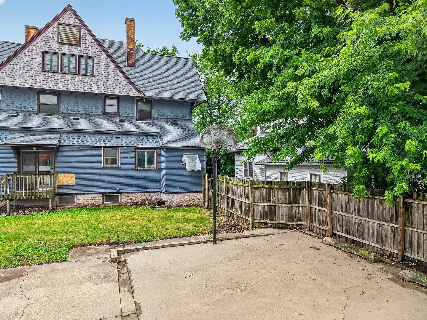 1902 Shingle house Ottawa Illinois - 33 - backyard.webp