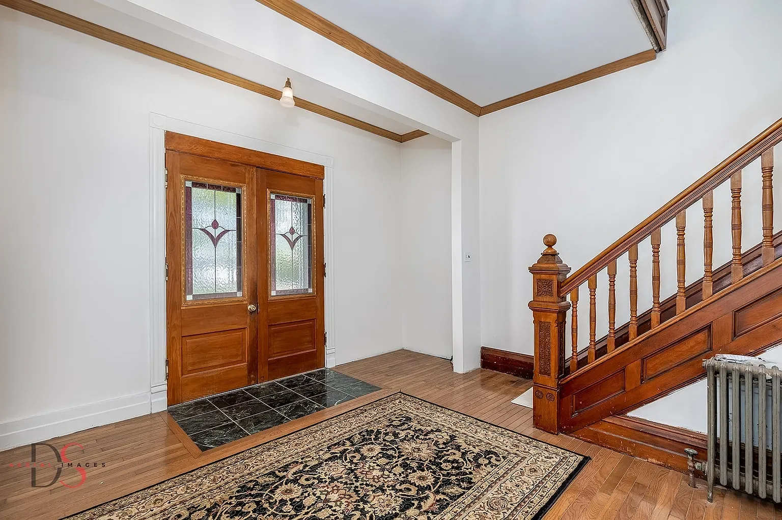 1887 Victorian house Ottawa Illinois - 6 - foyer.webp