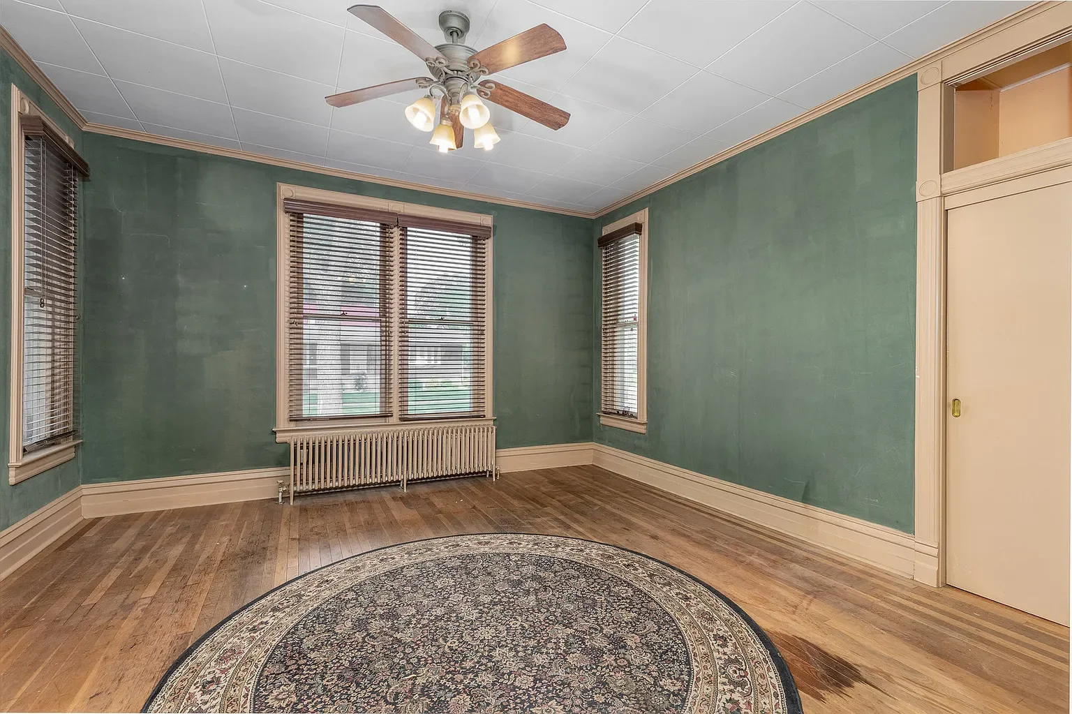 1887 Victorian house Ottawa Illinois - 16 - room.webp
