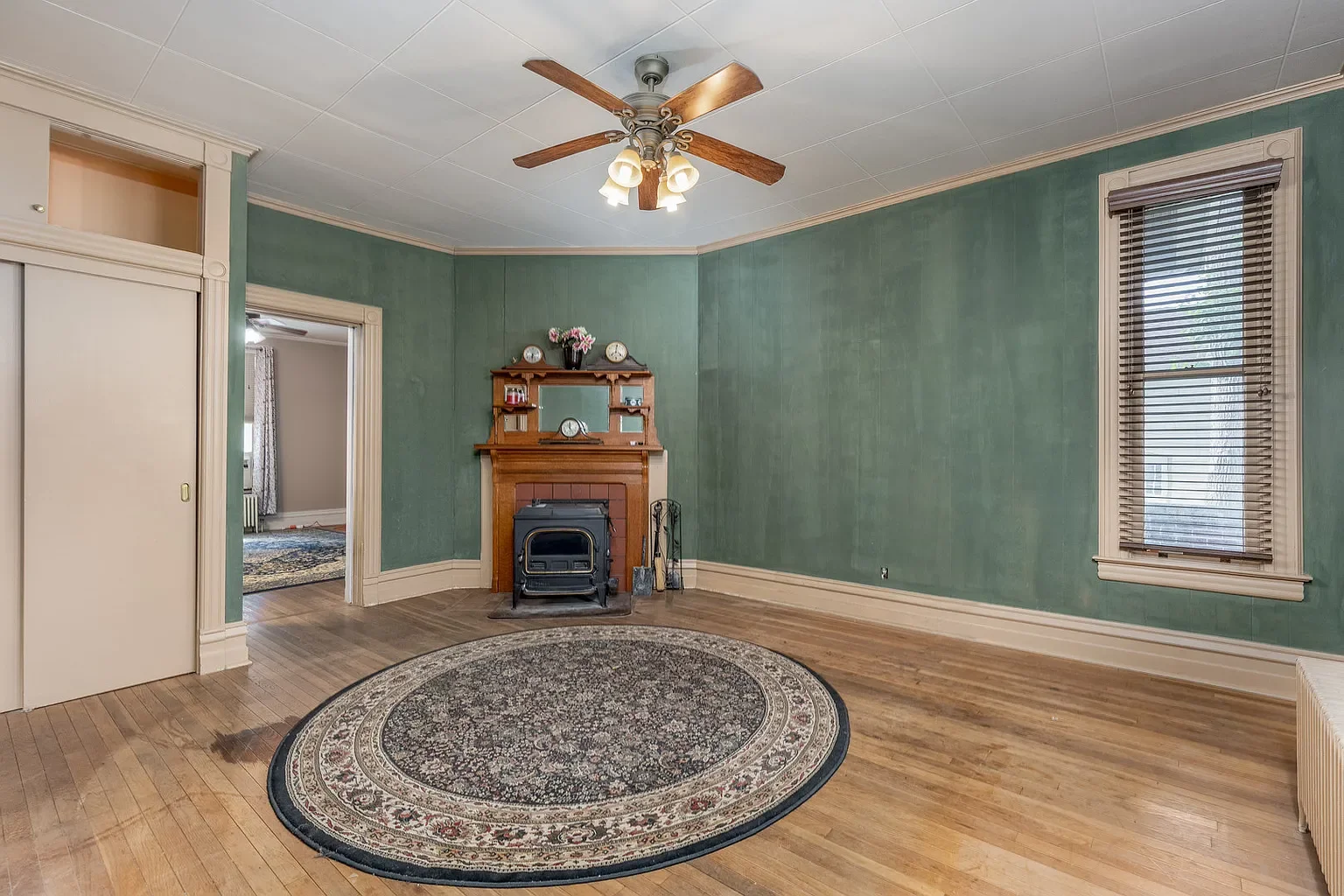 1887 Victorian house Ottawa Illinois - 17 - room.webp