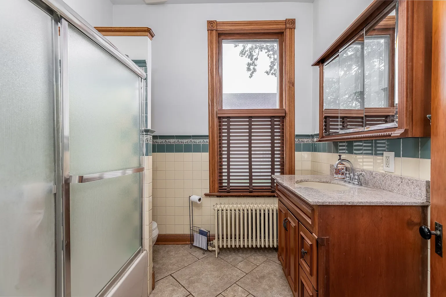 1887 Victorian house Ottawa Illinois - 20 - bathroom.webp