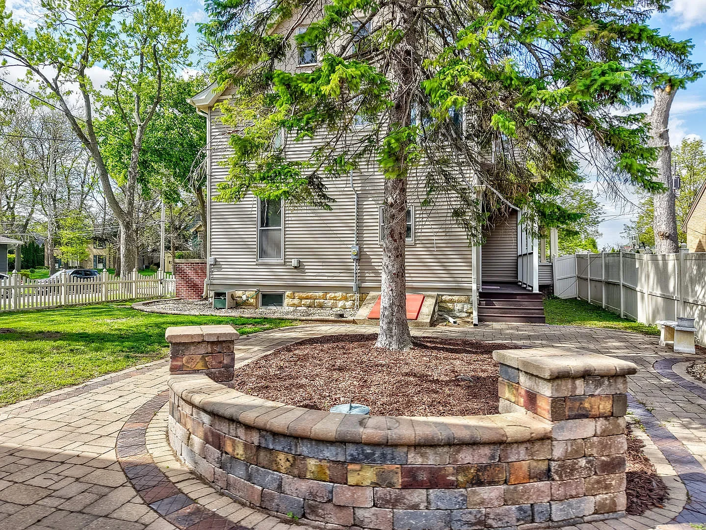 1887 Victorian house Ottawa Illinois - 31 - backyard.webp