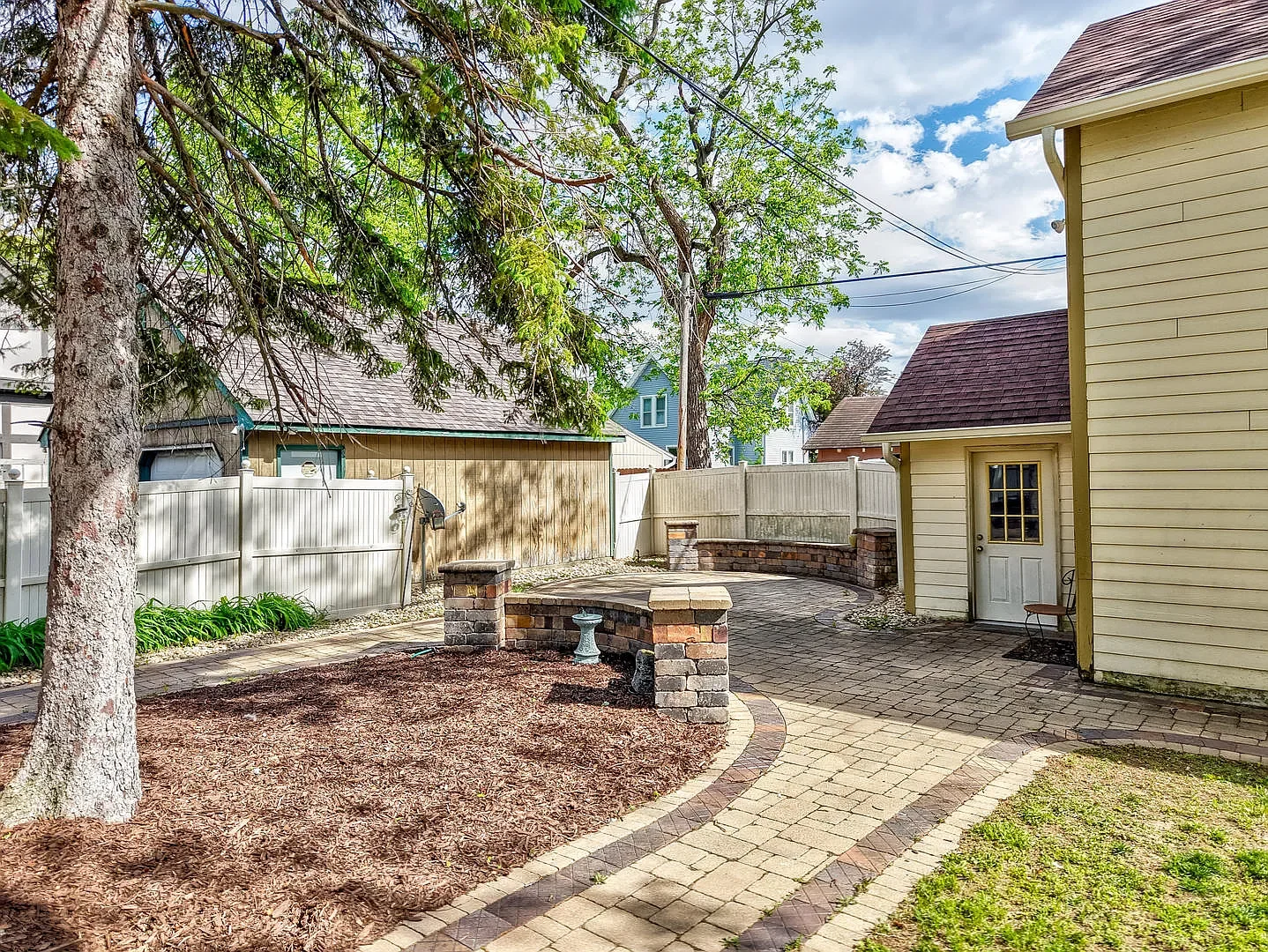 1887 Victorian house Ottawa Illinois - 32 - backyard.webp
