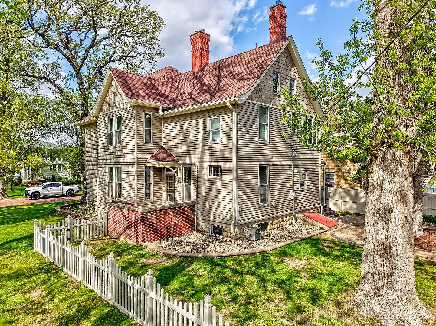 1887 Victorian house Ottawa Illinois - 35 - backyard.webp