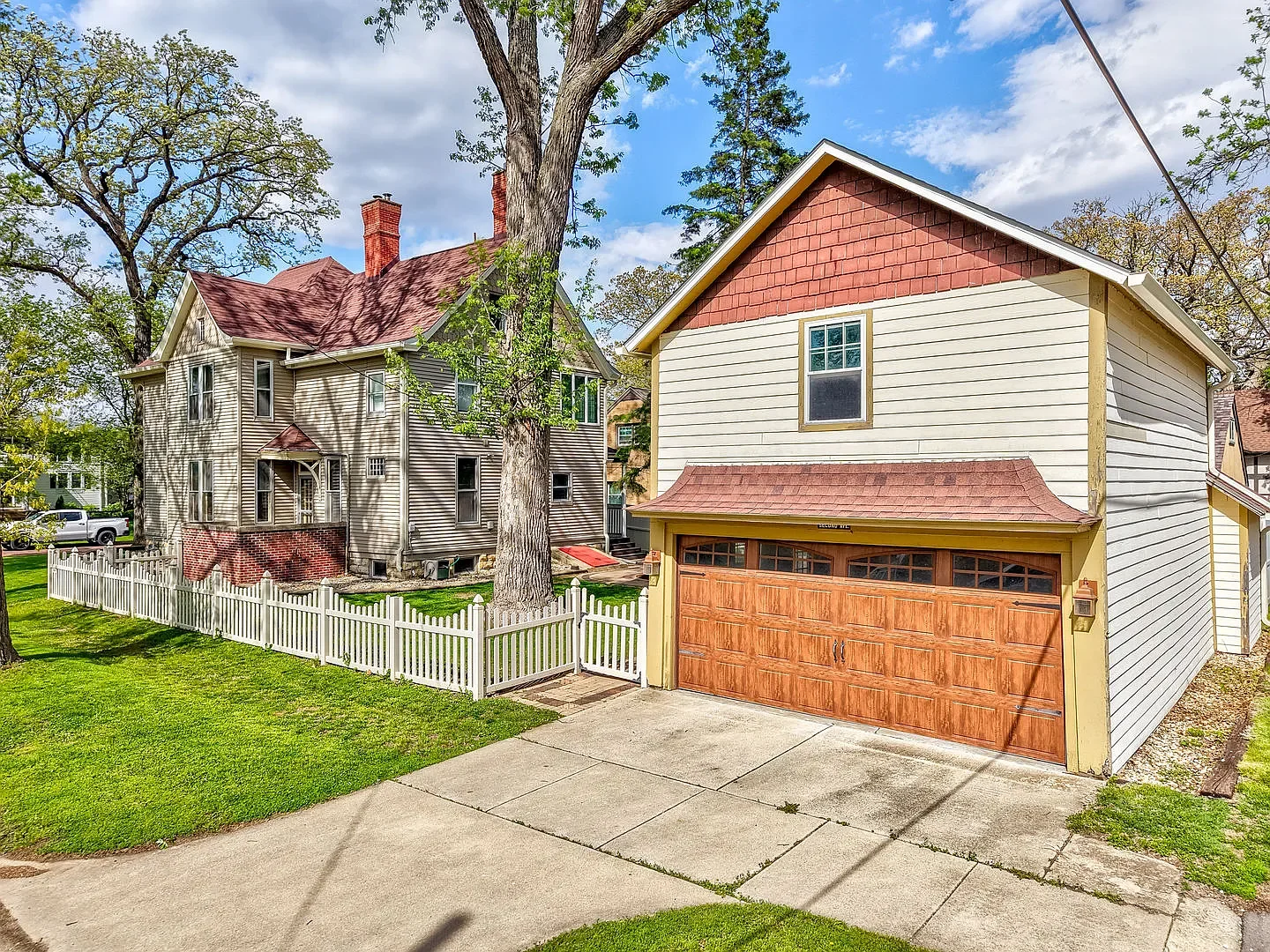 1887 Victorian house Ottawa Illinois - 37 - garage.webp