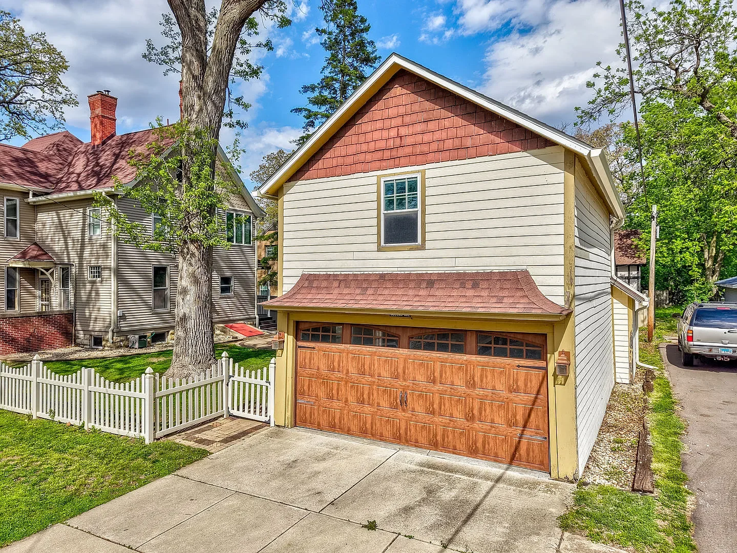 1887 Victorian house Ottawa Illinois - 38 - garage.webp