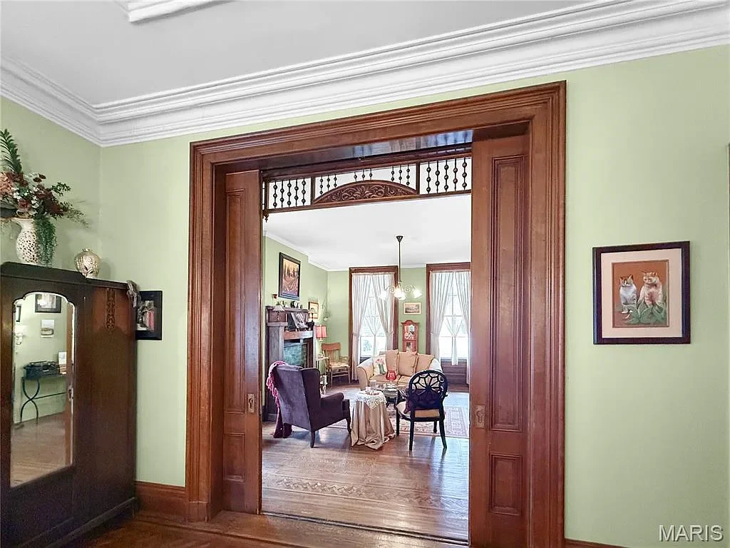 The Dubach Inn 1871 Italianate Hannibal Missouri - 14 - family room.webp