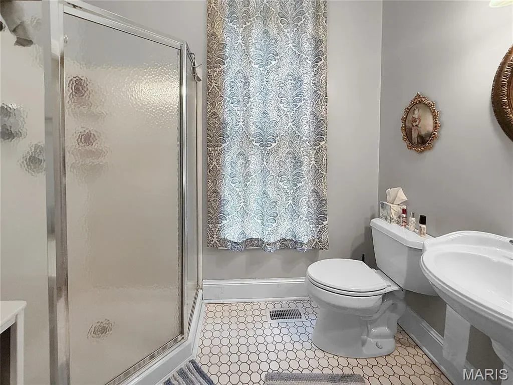The Dubach Inn 1871 Italianate Hannibal Missouri - 31 - bathroom.webp