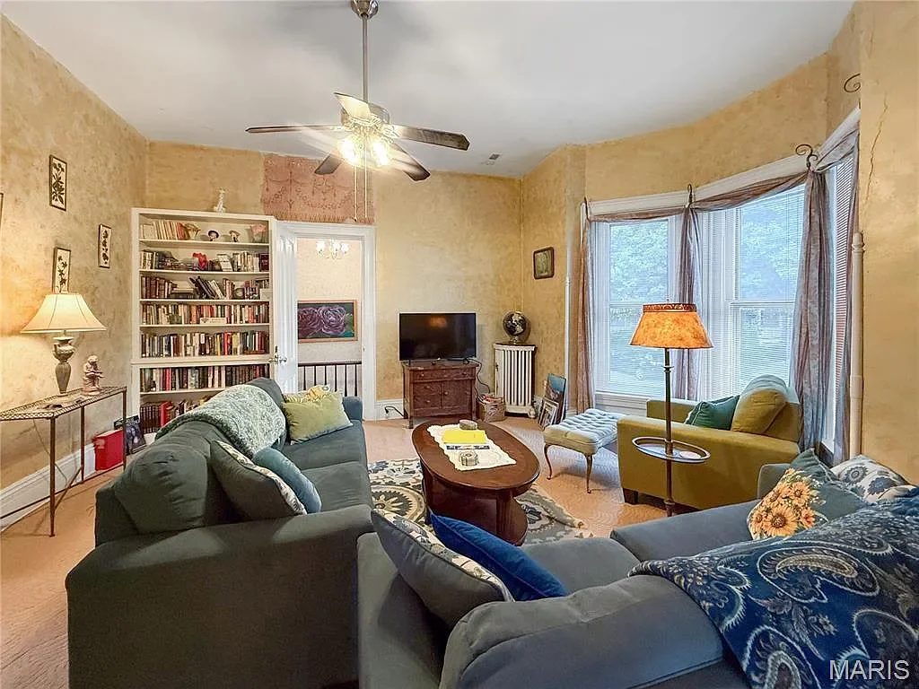 The Dubach Inn 1871 Italianate Hannibal Missouri - 40 - family room.webp