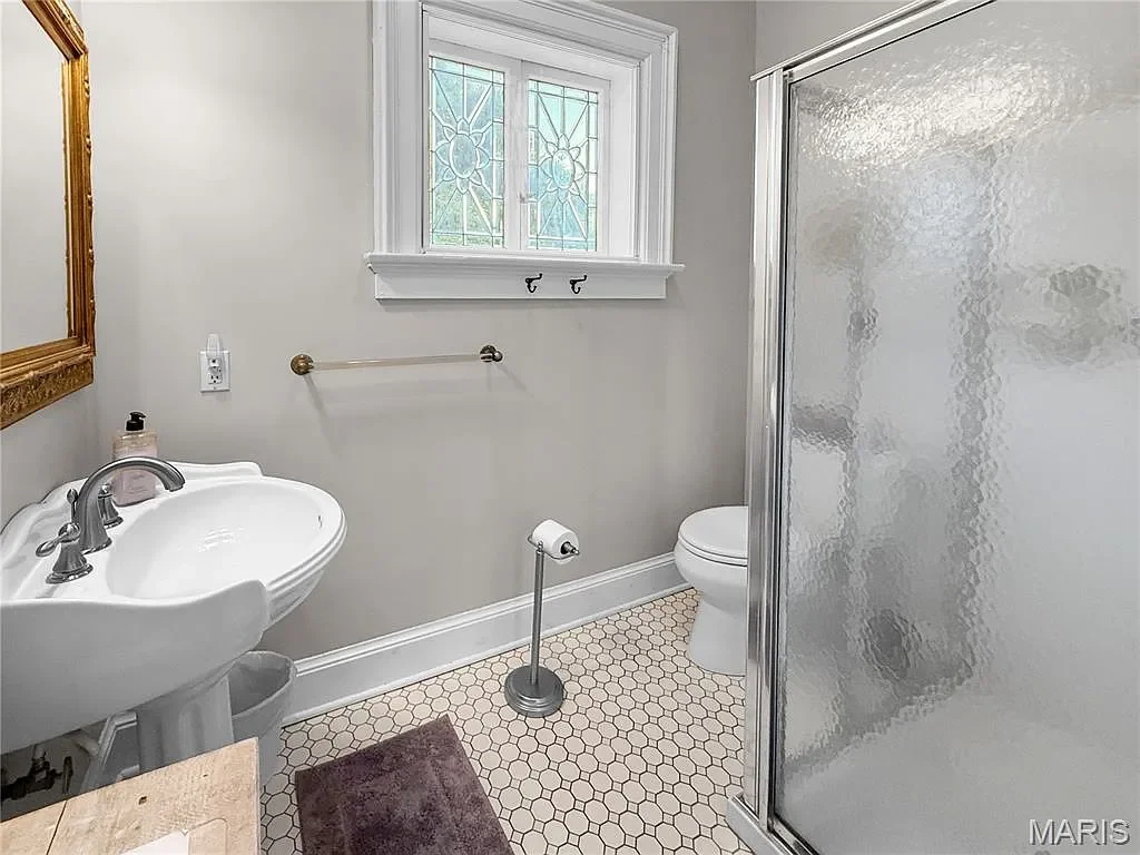 The Dubach Inn 1871 Italianate Hannibal Missouri - 51 - bathroom.webp