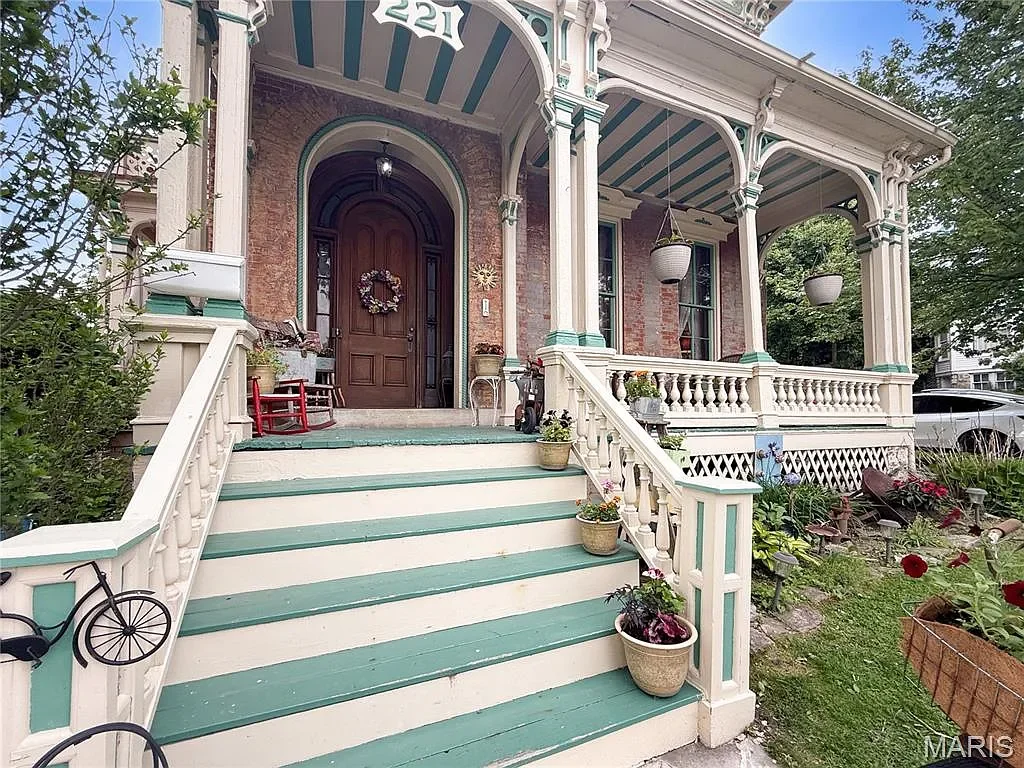The Dubach Inn 1871 Italianate Hannibal Missouri - 73 - side view.webp