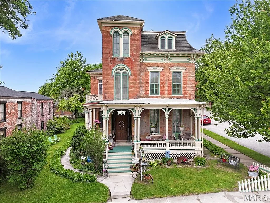 The Dubach Inn 1871 Italianate Hannibal Missouri - 75 - front view.webp