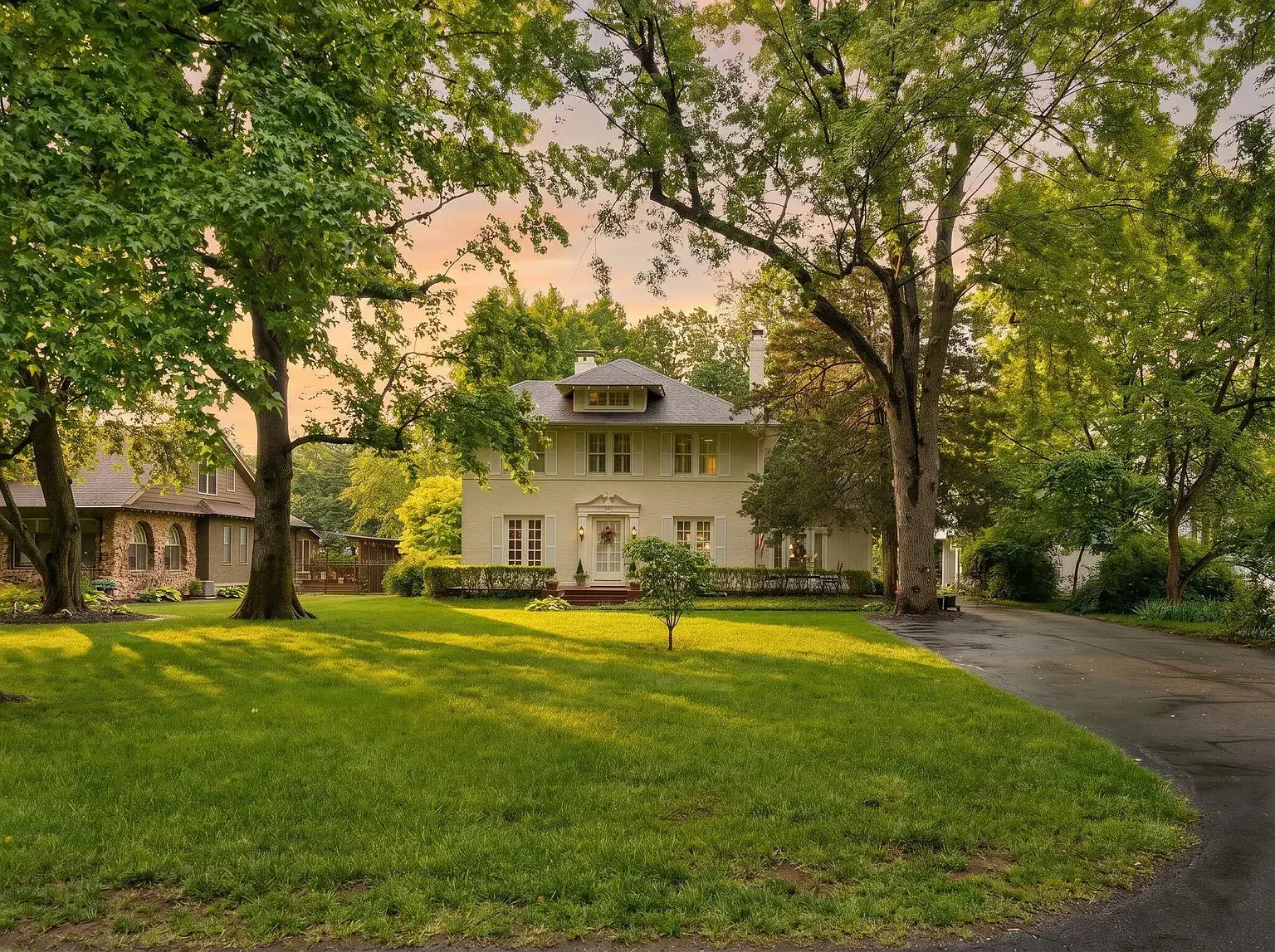 1921 Colonial Revival house Springfield Missouri - 2 - front view.webp