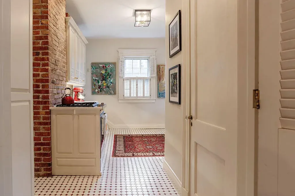 1921 Colonial Revival house Springfield Missouri - 25 - bathroom.webp