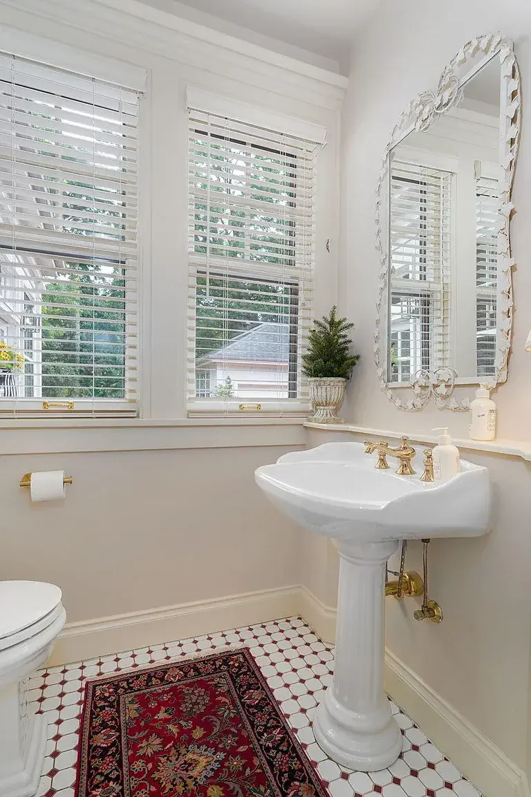 1921 Colonial Revival house Springfield Missouri - 26 - bathroom.webp